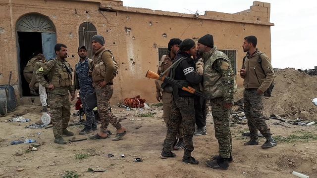 Sur le front, les combattants arabo-kurdes n’attaquent plus les derniers djihadistes, mais tiennent leur position. Ils attendent que le siège et les frappes aériennes amènent le dernier carré à se rendre et à quitter l’enclave via un corridor laissé