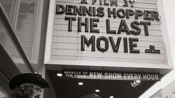 L'acteur Dennis Hopper vérifie sur une salle où son nouveau film, The Last Movie, a ouvert ses portes le 29 septembre. Hopper joue le rôle d'un cow-boy mythique dans le film qu'il a réalisé au Pérou. Photo du 4/10/71. ©Getty - Bettmann