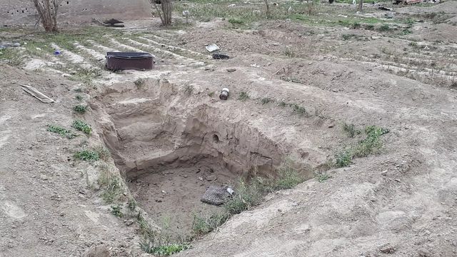 Dans le camp de Baghouz, pour se protéger des frappes aériennes, les djihadistes et leurs familles se sont enterrés dans des fossés, des tranchées ou des tunnels creusés sous leurs tentes.
