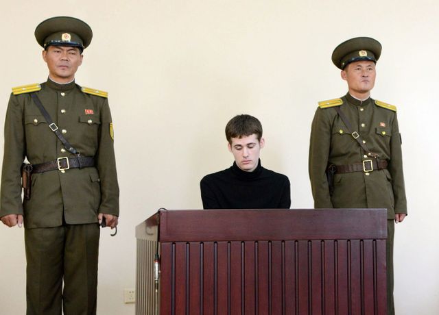 Matthew Miller, touriste américain, a été jugé en 2014 à Pyongyang pour avoir demandé... l'asile politique à la Corée du Nord. Il sera condamné à 6 ans de travaux forcés.