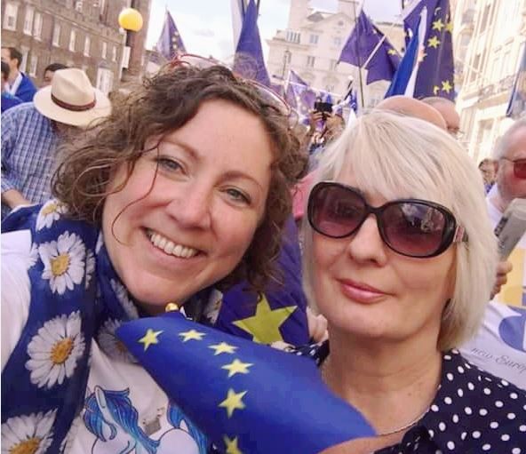 Murielle Stentzel (à droite) lors d'une manifestation anti-Brexit à Londres