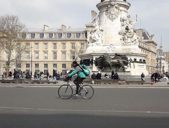 Coursier à vélo, place de la République à Paris.
