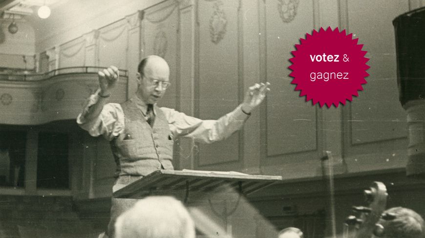 Serguei Prokofiev dirige un orchestre (dans les années 1940)