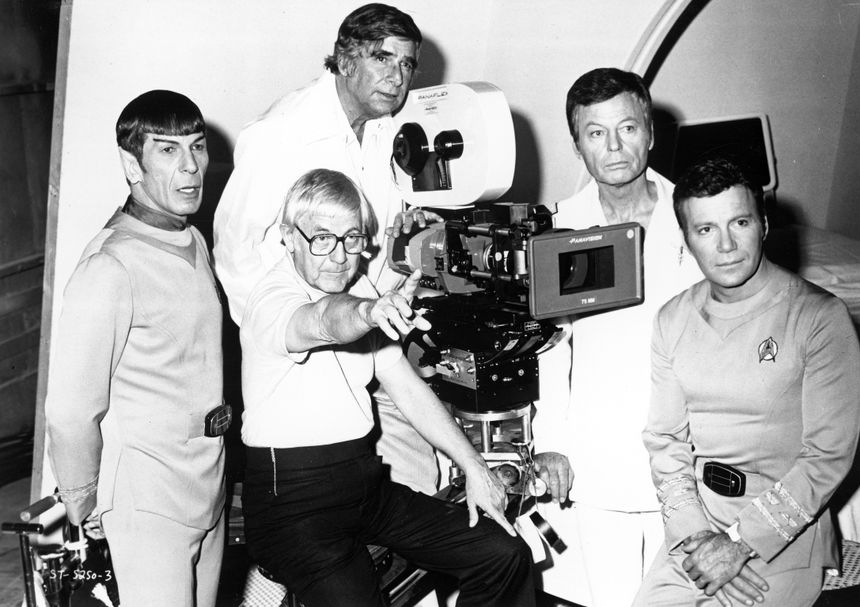 Les acteurs Leonard Nimoy, DeForest Kelley et William Shatner entourent l'écrivain Gene Roddenberry et du réalisateur Robert Wise lors du tournage du film "Star Trek" (1979)