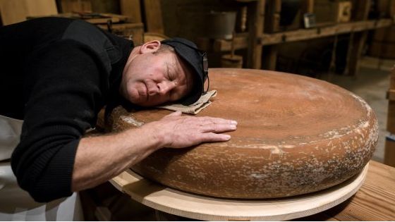 Un fromager suisse affine son emmental en musique ! Classique ou hip-hop, à chacun son style d'affinage ©AFP