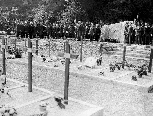 La nécropole des Glières en 1947 lors de la visite du président Vincent Auriol.