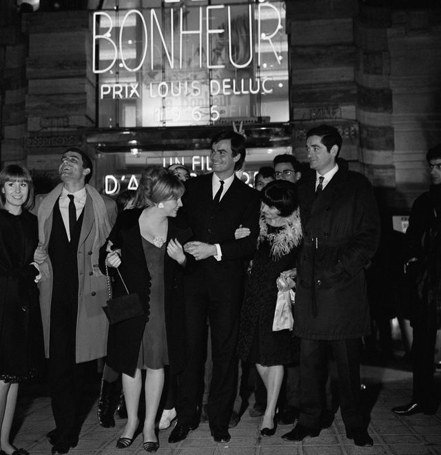 Accompagnés des acteurs Claire et Jean-Claude Drouot, Agnès Varda et Jacques Demy (à droite) sont à la première du film Le Bonheur, en février 1965, à Paris.