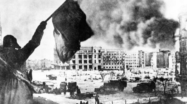 En février 1943, plus de 300 000 soldats des forces nazies encerclent la ville de Stalingrad