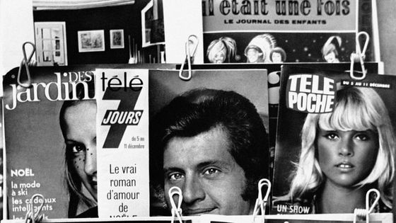 Magazines de télévision dans un kiosque à journaux, en France ©Getty - Charles Ciccione/Gamma-Rapho