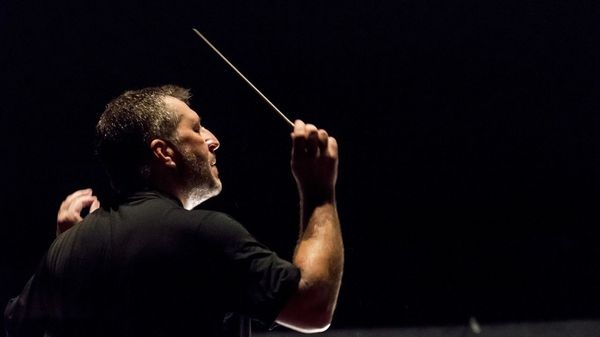 Thomas Adès dirige les choeurs et l'Orchestre de Paris dans Berlioz, Adès et Michael Tippett