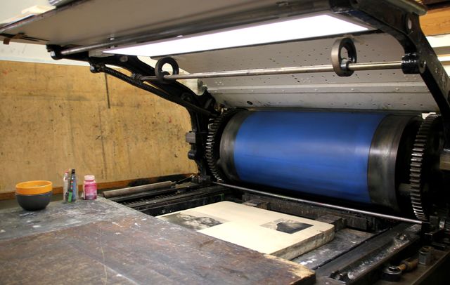 Machine rotative pour litho dans l'atelier Fleur de pierre à Paris