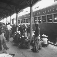 Migrants mexicains attendant de monter dans le train pour partir légalement aux Etats-Unis travailler dans les fermes du Sud-Ouest (1951).
