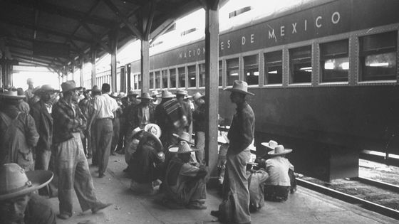 Migrants mexicains attendant de monter dans le train pour partir légalement aux Etats-Unis travailler dans les fermes du Sud-Ouest (1951). ©Getty - Bernard Hoffman/The LIFE Picture Collection/Getty Images