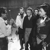 Youssef Chahine sur le tournage de son film "Adieu Bonaparte" en 1984 avec Patrice Chéreau et Michel Piccoli.