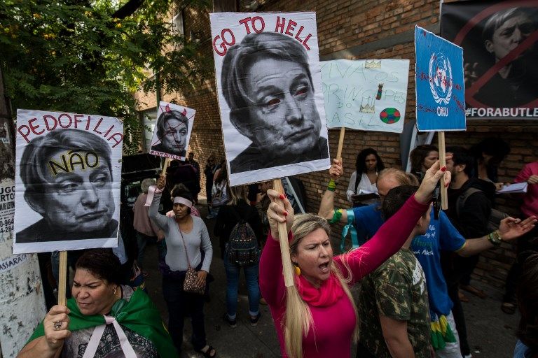 Autre exemple : lors de la venue de Judith Butler à Sao Paulo au Brésil en 2017, de vives manifestations avaient eu lieu à la fois pour et contre sa visite. Ici, une manifestation contre.