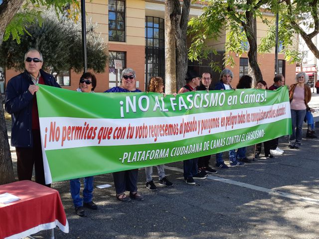 Manifestants anti-fascistes face au stand d'information de Vox, à Camas, la 11 mars 2019
