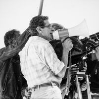 Portrait du réalisateur égyptien Youssef Chahine tournant le film "Adieu Bonaparte" en 1984.