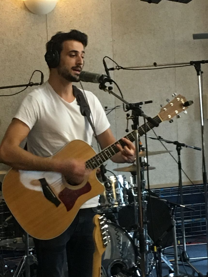 Charlie Couteau (Tall Order) en pleine session France Bleu