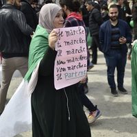 Une manifestante réclame le départ du président Abdelaziz Bouteflika le 19 mars à Alger.