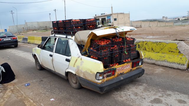 Entre la Jordanie et la Syrie, les échanges économiques ont repris. Outre le transport de personnes, les chauffeurs exportent et importent des fruits et légumes.