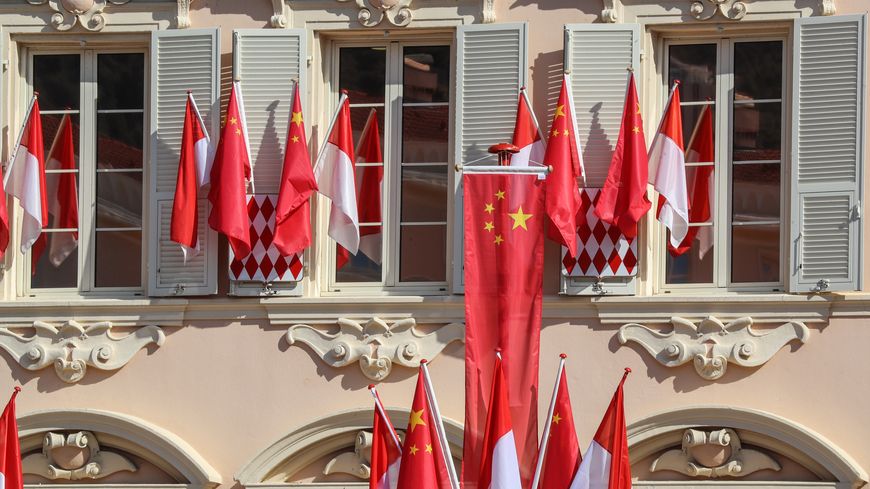 Des drapeaux chinois aux côtés du drapeau monégasque pour la visite de Xi Jinping sur le rocher.