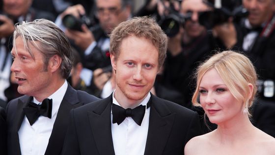 László Nemes (au centre), réalisateur de cinéma hongrois, entouré de Mads Mikkelsen et Kirsten Dunst lors du festival de Cannes 2016. ©Getty - Laurent Koffel
