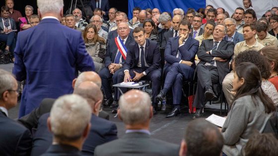 Après l'heure de l'écoute, vient celle des décisions pour Emmanuel Macron ©Maxppp - Frédéric Speich