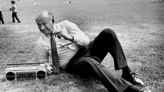 Ed Koch écoute la radio ©Getty - Thomas Monaster/NY Daily News