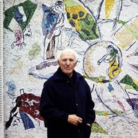 Marc Chagall le peintre pose chez lui à Saint Paul de Vence, en 1977, devant une mosaïque qu'il a réalisée.