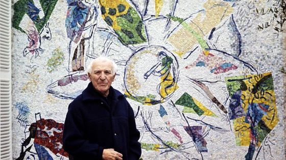 Marc Chagall le peintre pose chez lui à Saint Paul de Vence, en 1977, devant une mosaïque qu'il a réalisée. ©AFP - Ralph GATTI