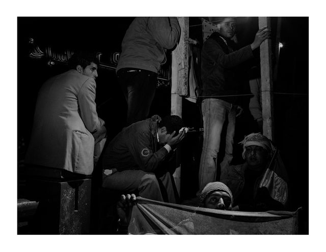 Égypte, Caire, 2011, Scene #4746 © Alex Majoli / Magnum Photos. Des manifestants place Tahrir écoutent le discours du président Hosni Moubarak, dans lequel il annonce qu’il ne rennoncera pas au pouvoir.