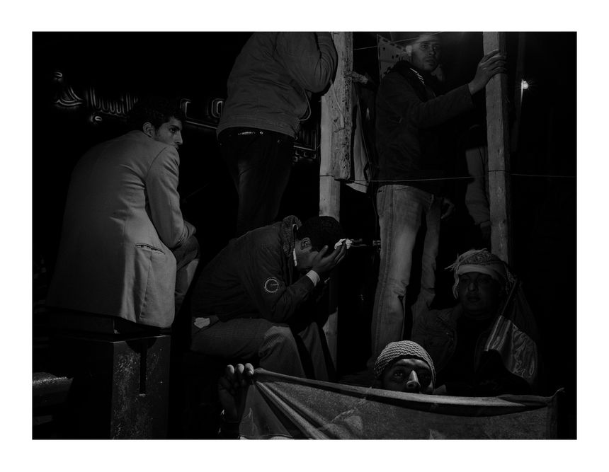 Égypte, Caire, 2011, Scene #4746 © Alex Majoli / Magnum Photos. Des manifestants place Tahrir écoutent le discours du président Hosni Moubarak, dans lequel il annonce qu’il ne rennoncera pas au pouvoir.