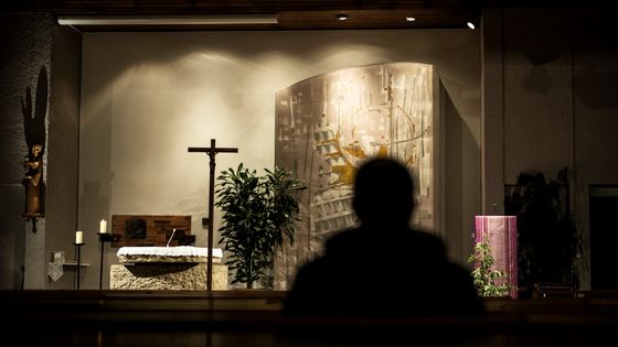 Messe dirigée par le père Eric De Nattes pour rendre hommage aux victimes d'agressions sexuelles commises par le père Preynat, le 7/11/2016 à l'église de Saint-Luc à Foy-les-Lyon. ©AFP - JEFF PACHOUD / AFP