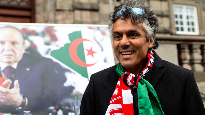 Rachid Nekkaz, homme d’affaires franco-algérien, explique pourquoi il propose de payer les amendes pour les musulmanes qui ont violé la nouvelle interdiction de la burqa devant le Parlement danois le 11 septembre 2018 à Copenhague, au Danemark.