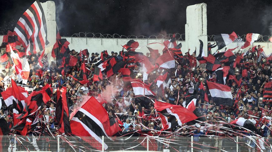Supporters du club de football Union Sportive Medina d'Alger (USMA).