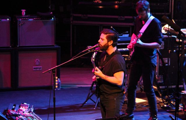 Yannis Philippakis se dit déconnecté, et pourtant son intensité sur scène laisse imaginer tout le contraire