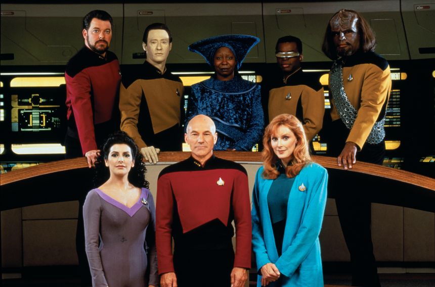 L'équipage de "Star Trek : la nouvelle génération", commandé par Jean-Luc Picard (au centre). Au-dessus de lui en bleu : Whoopy Goldberg