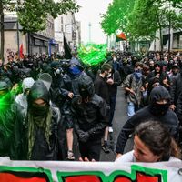 Black Blocs manifestant à Paris le 22 mai 2018.