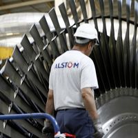 Un ouvrier du groupe Alstom se tient à côté d'un rotor basse pression d'un réacteur thermique de la tranche 3 de la centrale nucléaire du Blayais,