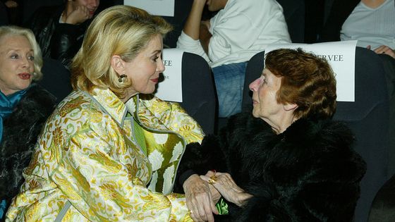 Catherine Deneuve et Mag Bodard lors de la Première de "Peau d'Âne" ©Getty - Stephane Cardinale - Corbis