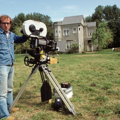 Woody Allen sur le tournage de son film "Comédie érotique d'une nuit d'été" en 1981 à Pocantico Hills, NY.