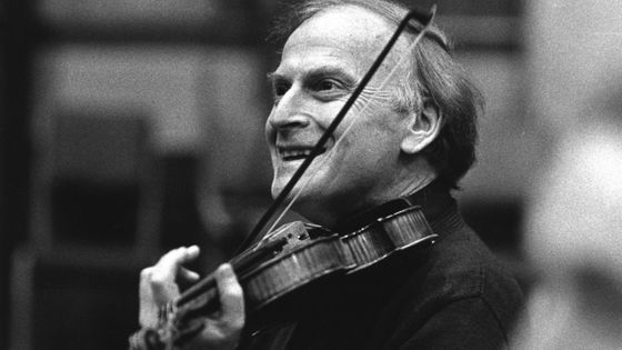 Yehudi Menuhin – l'enfant prodige est aussi devenu un chef d'orchestre recherché pour ses interprétations abouties du répertoire symphonique - photo by Reg Wilson / Warner Classics - Studio 2 BW