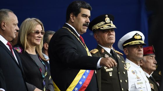 Vladimir Padrino, le ministre vénézuélien de la Défense, aux côtés de Nicolas Maduro lors de la cérémonie d'investiture pour le second mandat présidentiel de ce dernier le 10 janvier 2019 ©AFP - Federico Parra