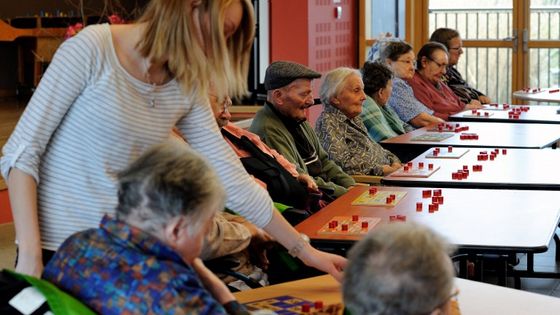 Des personnes âgées jouent au bingo au Centre Montgre, un EHPAD, à Lens. ©AFP - PHILIPPE HUGUEN