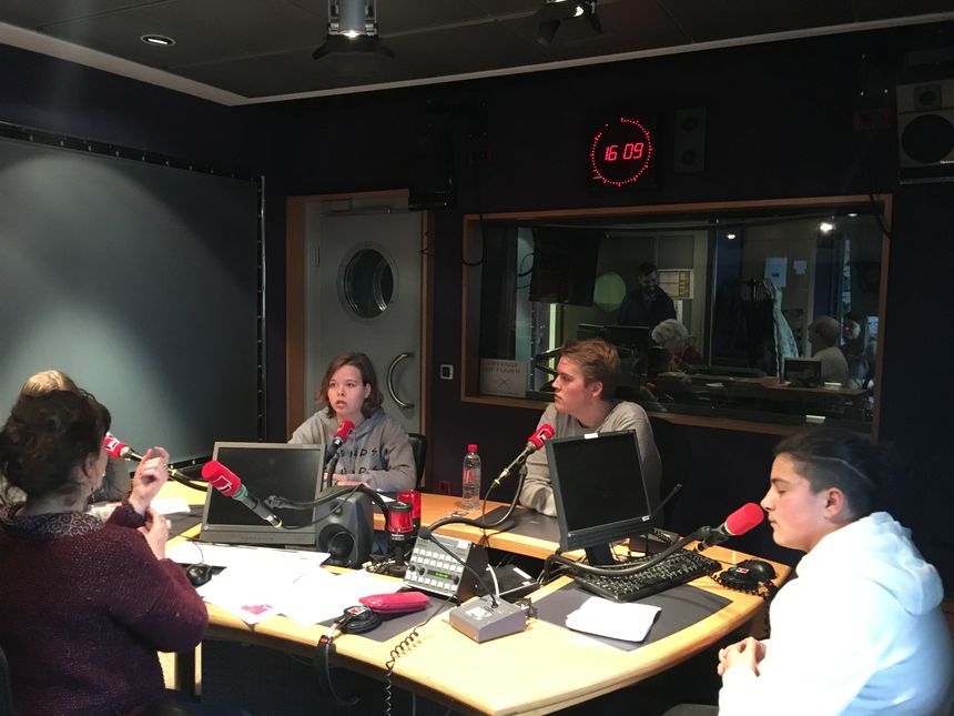Léa, LoÏcia et Hugo font de la radio et interrogent le lauréat du concours