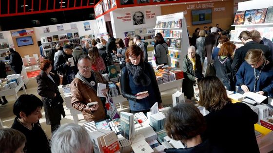 "On aura tout vu" sera ce samedi en direct du Salon Livre Paris à la Porte de Versailles ©AFP - Patrick Kovarik