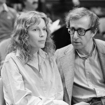 Mia Farrow et Woody Allen à un match de basket au Madison Square Garden en 1983.