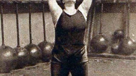Violette Morris faisant de l'haltérophilie en 1926