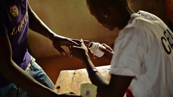 Un homme vote en déposant son empreinte lors du scrutin présidentiel le 21 juillet 2015 à Bujumbura. ©AFP - CARL DE SOUZA