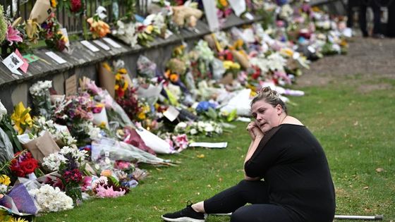 Gerbes de fleurs, en hommage aux victimes des attentats de Christchurch : série d'attaques terroristes d'extrême droite, commise le 15 mars 2019, contre deux mosquées (Nouvelle-Zélande) ©AFP - Anthony Wallace